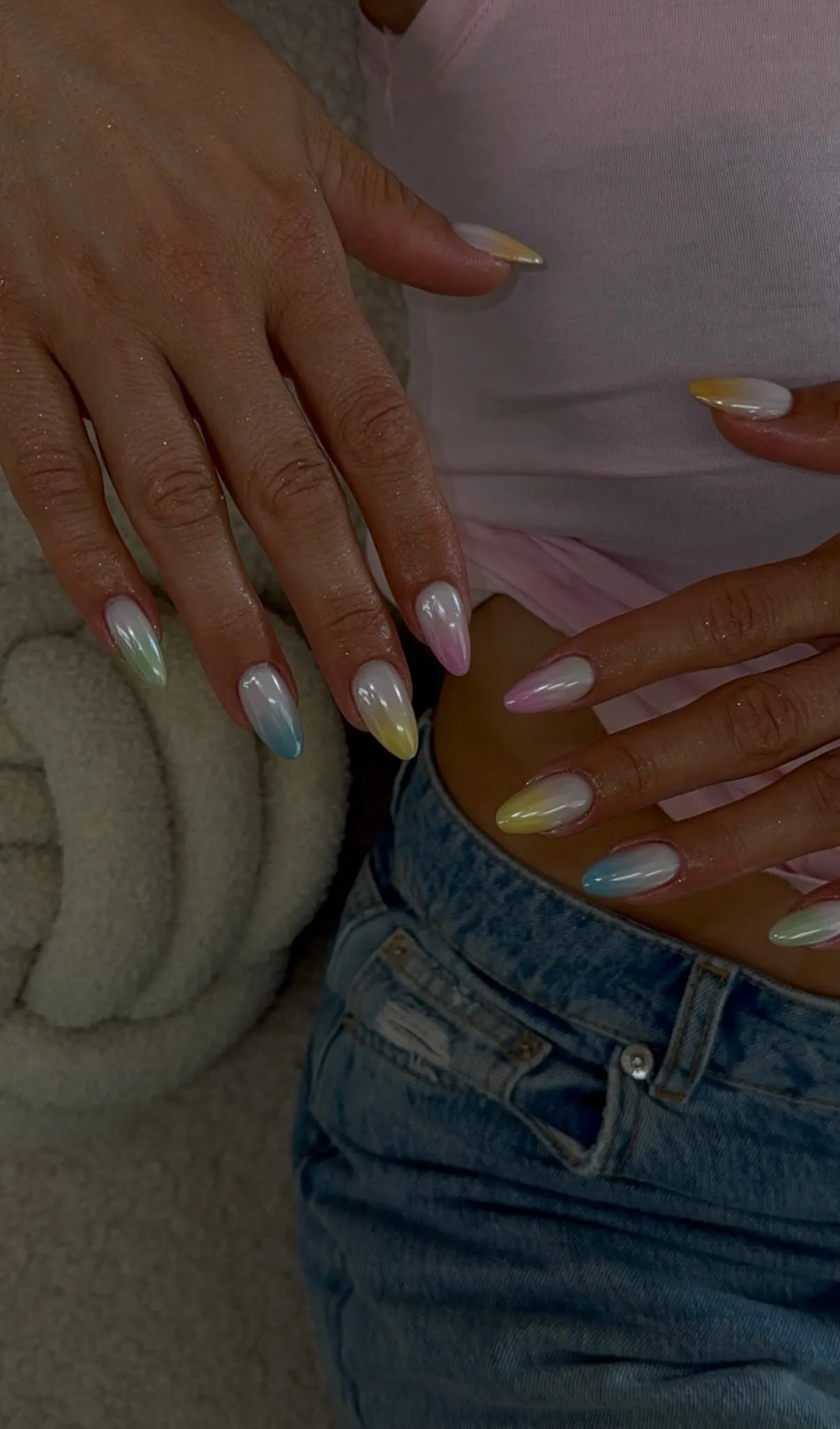 Mandelförmige Nägel mit Spitzen in Pastellblau, Gelb, Rosa und Grün