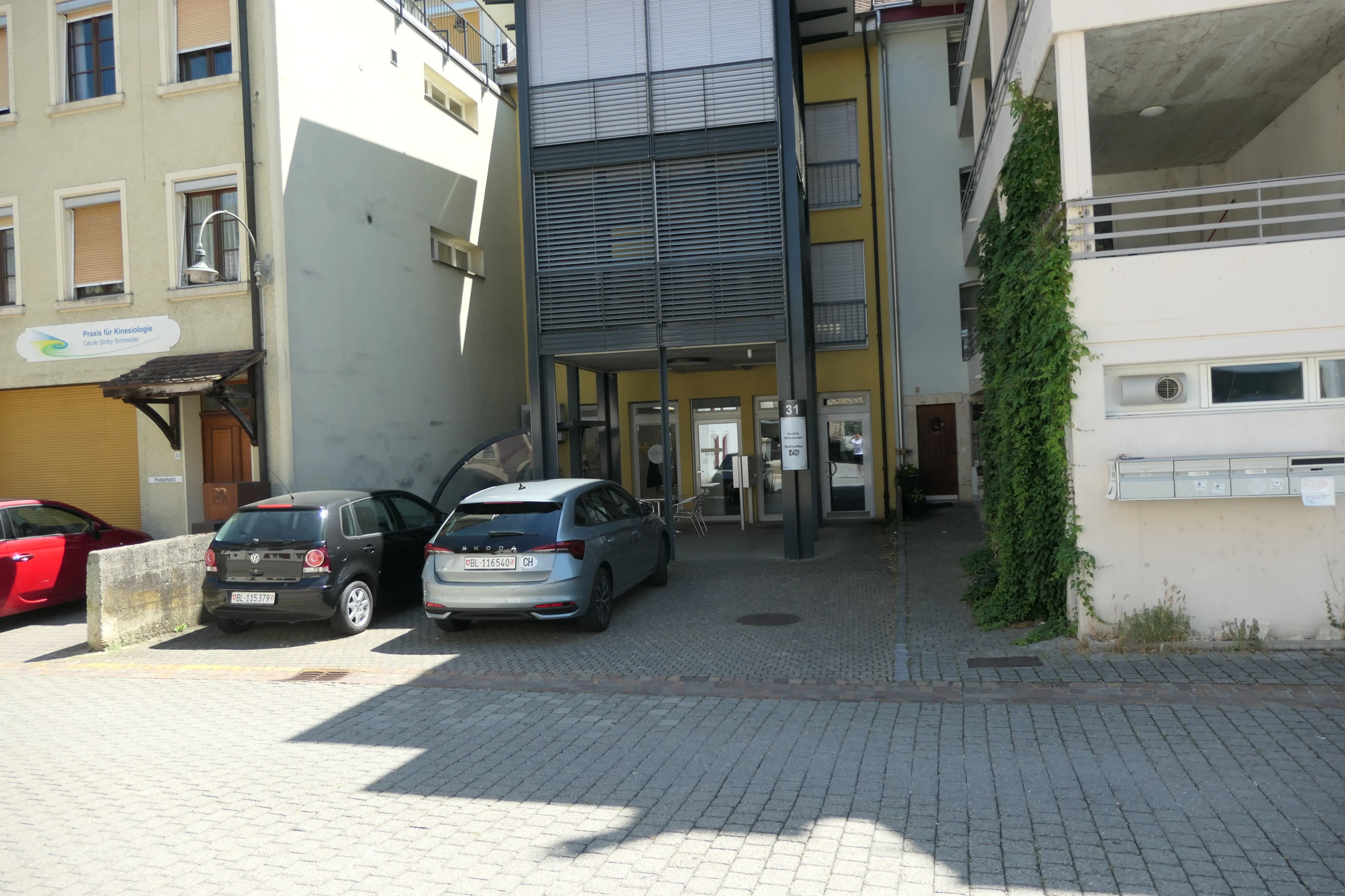 Glastür zum Studio mit Logo, vom Hof aus gesehen